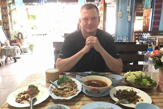 Go where the locals go, Eat what the locals eat! Food Tour with Local Foodies - Dessert mission: Sakoo Sai Hmoo and Kao Griap Paak Hmaw