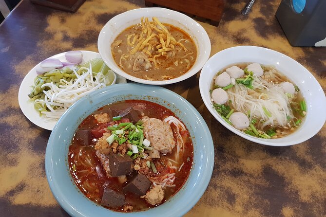 Go where the locals go, Eat what the locals eat! Food Tour with Local Foodies - The Northern Thai restaurant feast: gaeng hunglay, larb, khua jin som, and more