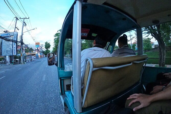 Guided Chiang Mai City Night Tour by EV Tram - Wat Chiang Man and Wat Lok Molee: Lanna-Style Temple Details You Can Actually Notice