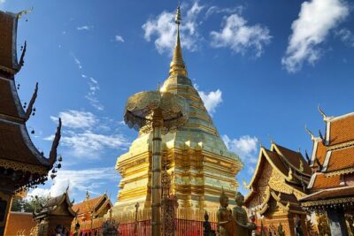 Half day Doi Suthep Temple and city temples (Private tour) - Chedi Luang Varavihara: The Big Stupa and the Emerald Buddha Connection