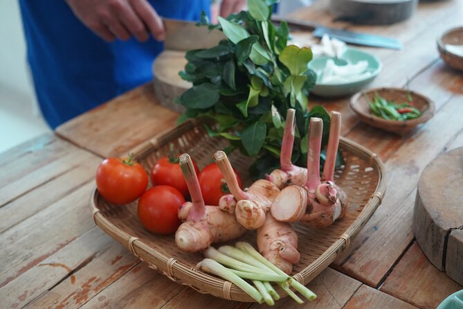 Half Day Guided Thai Cooking Class in Chiang Mai - What the instructors do for you (beyond explaining recipes)