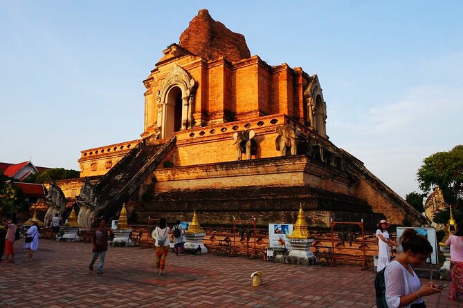 Half-Day Private Night Tour by Tuk Tuk in Chiang Mai City - Market time: Muang Mai and Warorot for street food and cheap finds