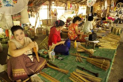 Half Day Traditional Handicraft Craftsmanship Tour from Chiang Mai - San Kamphaeng Saturday Walking Street: silk weaving you can actually follow