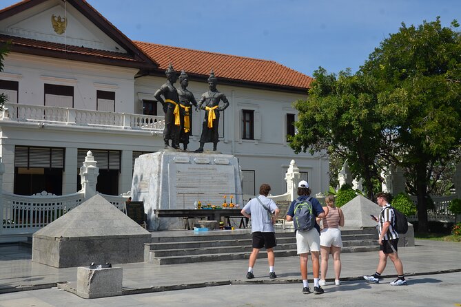 Historic Temples and City Guided Walking Tour in Chiang Mai - Wat Chiang Man to Wat Chedi Luang: the smart 3-hour Old City loop