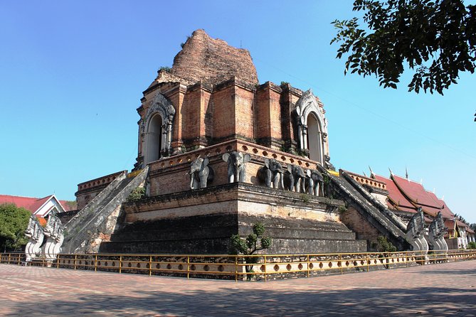 Iconic Half-Day Landmarks & Temples of Chiang Mai - Warorot Market (Kad Luang): where the day gets human
