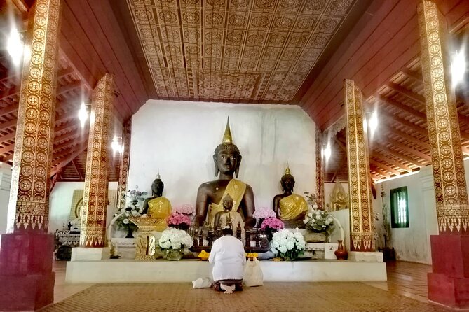 Lady Driver and Guide - Silver Temple and the big chedi: two classic culture hits in a row