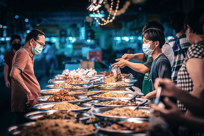 Northern Flavours Chiang Mai Food Tour with 15+ Tastings - Meeting at Wat Lok Moli and how the night tour works