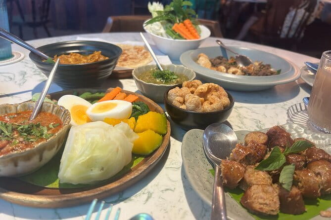 Old Town Chiang Mai Food Tour with 10+ Local Dishes Tastings - Intrawarorot Road: the street-food warm-up that actually tastes like Chiang Mai