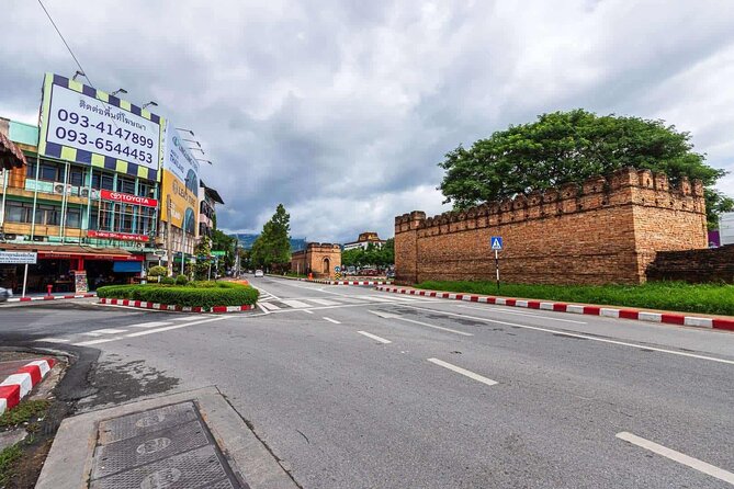 Private Chiang Mai Old City Half Day Tuk Tuk Tour - Wat Sri Suphan (Silver Temple) and the Craft-Edge Reality