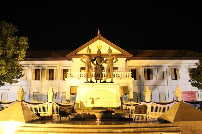 Private Evening! Crisscross Chiang Mai's Night by the classic Tuk Tuk - Three Kings Monument and Tha Pae Gate: quick landmarks that help you map the night