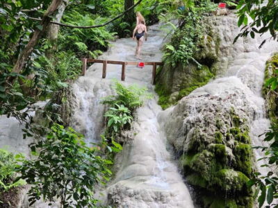 Private : Sticky Waterfall & Secret Temple & Karen Village. - Bua Thong Sticky Waterfall: climbing limestone that really grips