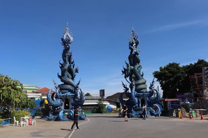 Private Tour Chiang Rai 3 Wonderful Temples & Lalitta Cafe - Wat Rong Seur Ten (Blue Temple): traditional values with modern shapes
