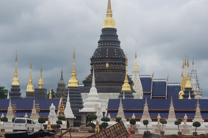 Private tour] Perfect day! Sticky waterfall + ChiangDao Cave + Wat BandenTemple - Chiang Dao Cave: cooling off in a temple-area setting