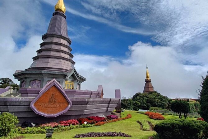Private Tour to Chiang Mai Rice Terraces and National Park - King & Queen’s pagodas: twin royal stupas and panoramic gardens