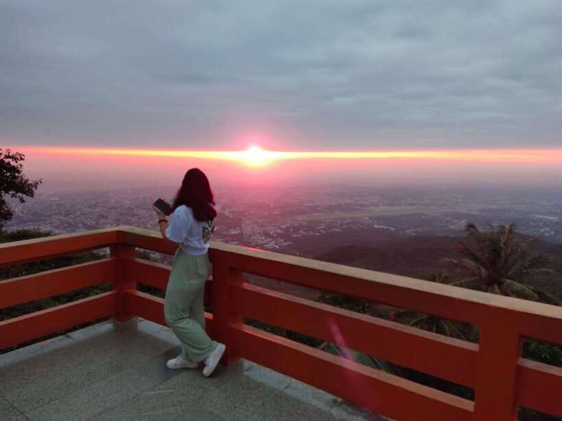 Spiritual Sunrise Wat Doi Suthep, Pha Lat, Alms & Meditation - Monk chanting, meditation, and what to expect before the sunrise