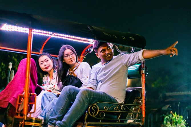 Sunlight or Moonlight: Chiang Mai City Tuk Tuk Tour - The 3-Hour Route: Temples First, Markets After Dark