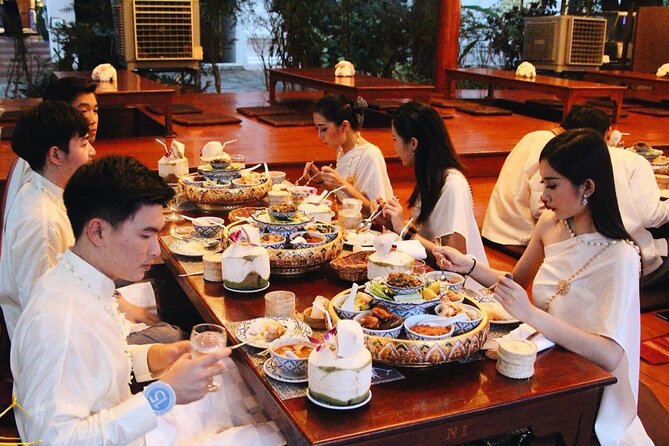 Traditional Khantoke Dinner & Cultural Show Tour in Chiang Mai - Key Things You’ll Notice Right Away
